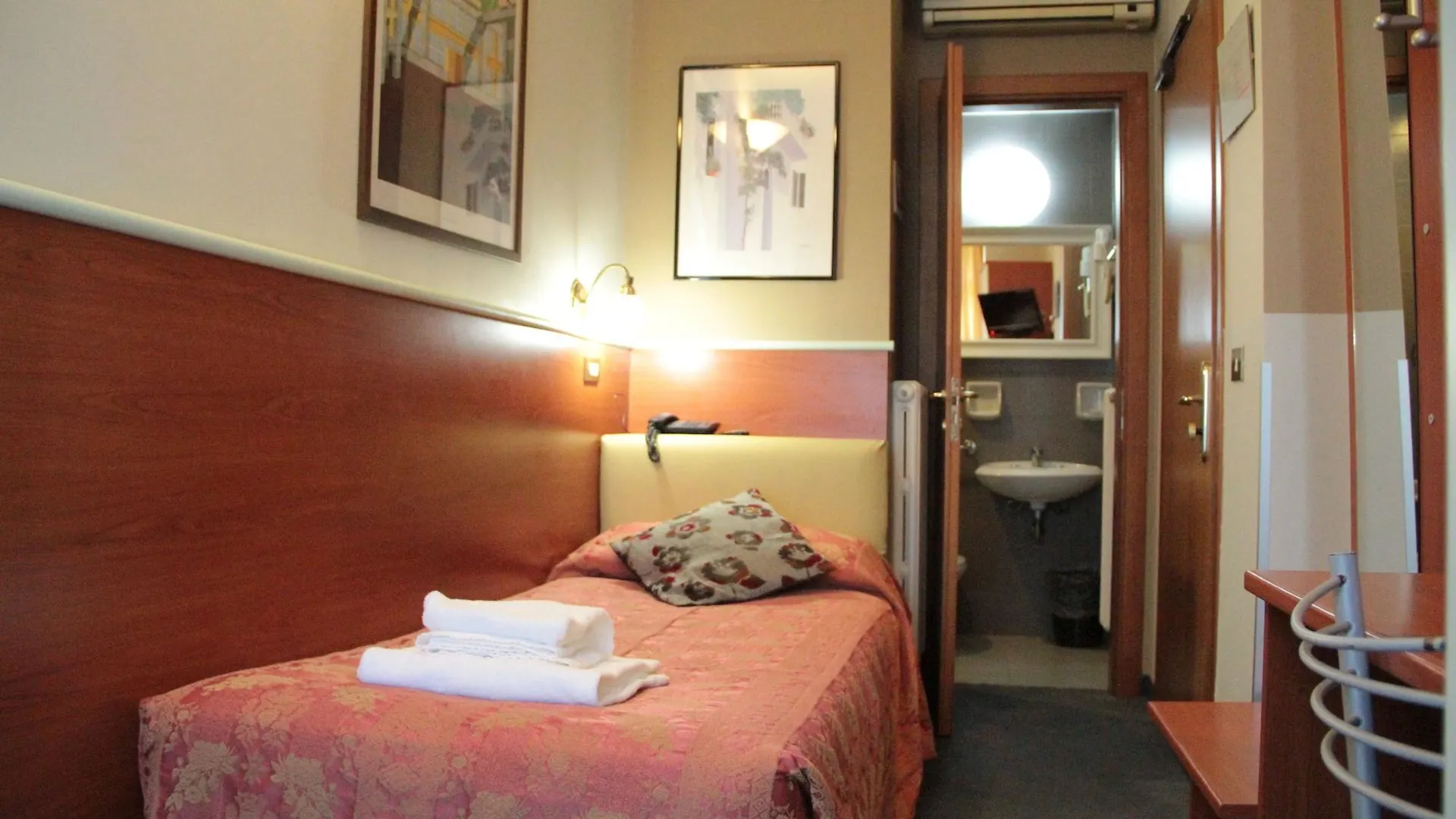 **  Hotel Mm Dateo Милан Италия